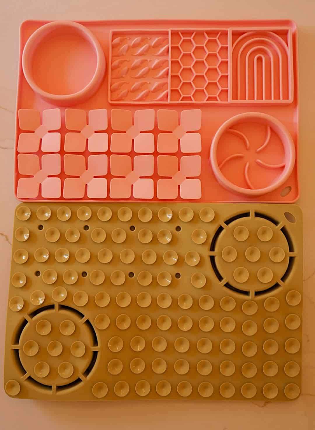 Enrichment mat with suction cups