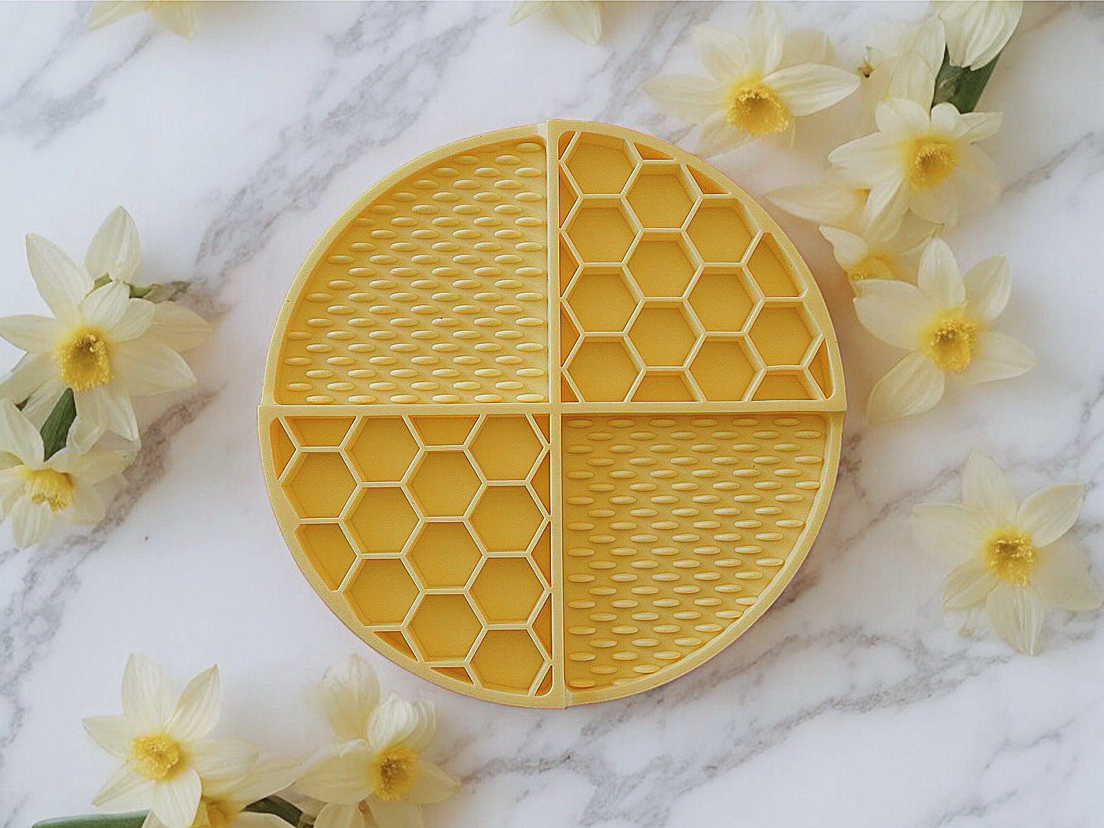 Honeycomb enrichment mat
